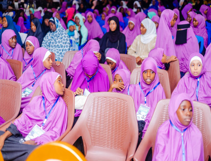 Kijana mdogo akisoma vizuri Qur'aan
